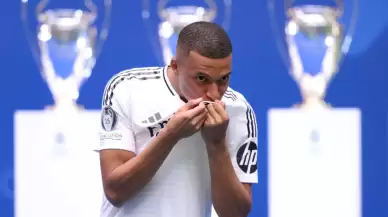 Fransız yıldız futbolcu Kylian Mbappe'nin imza töreninde büyük heyecan yaşandı