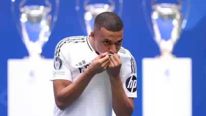 Fransız yıldız futbolcu Kylian Mbappe'nin imza töreninde büyük heyecan yaşandı